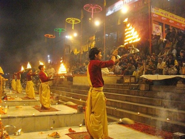 દશાશ્વમેધ ઘાટ- સાંજના સમયે ગંગાની આરતી