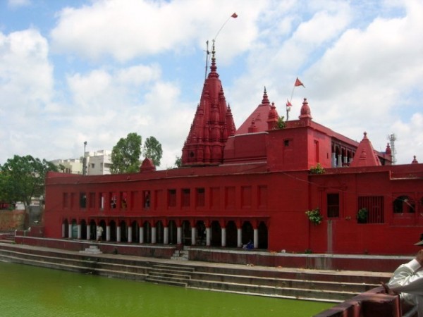 દુર્ગા મંદિર- લાલ રંગનું દુર્ગા મંદિર