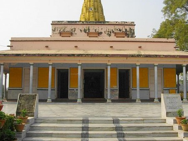 જૈન મંદિર- મંદિરની સામેનું એક દ્રશ્ય