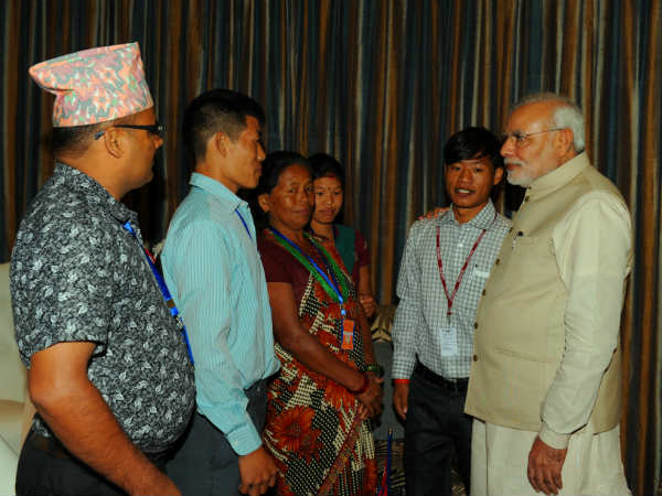 જીત બહાદુરના પરિવાર સાથે વાતચીત કરતાં મોદી