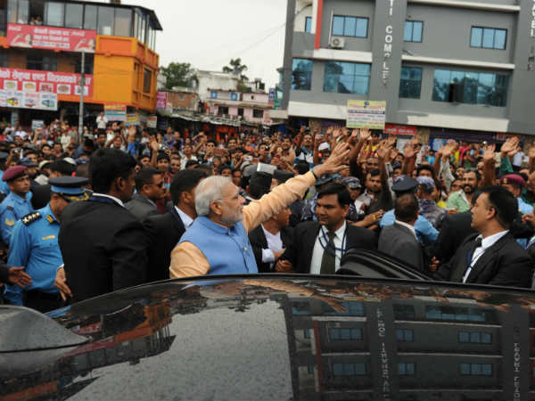 કાફલો રોકી નેપાળી લોકો સાથે કરી વાતચીત
