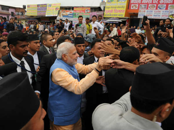 લોકો સાથે હસ્તધૂન કરતાં નરેન્દ્ર મોદી