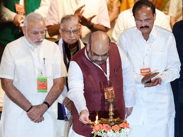 પાર્ટી દર વર્ષને વિષય વર્ષ તરીકે મનાવે