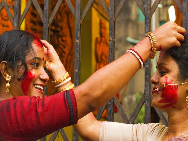 સિંદુર લગાવવું