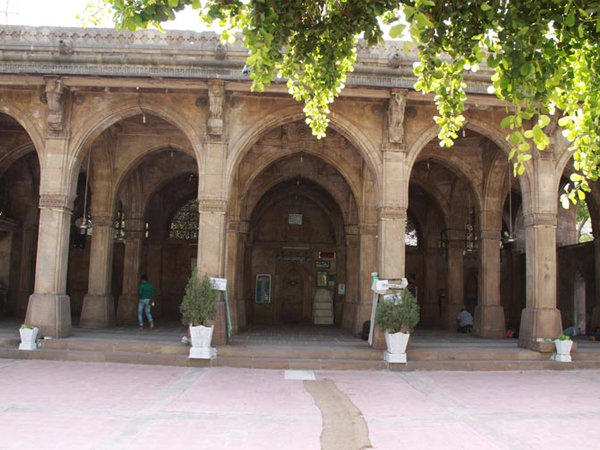 જાળીનું કામ પૂરું થઈ શક્યું નહોતું