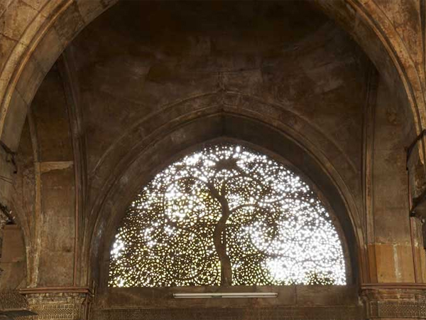 ઢળતા સૂરજની સામે કંઇક આવી દેખાય છે જાળી