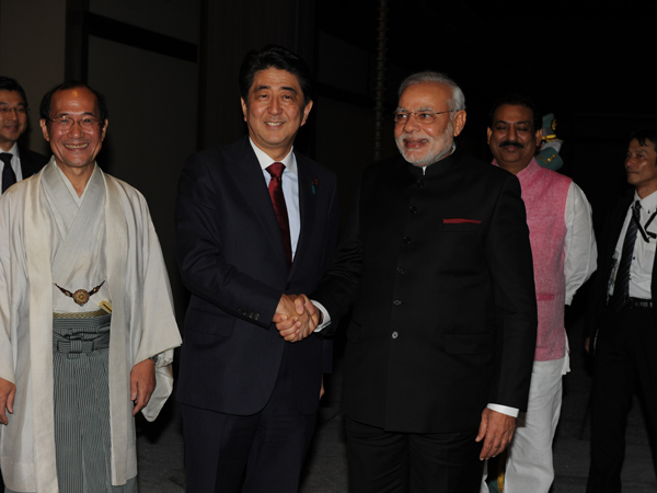 શિંઝો અબેએ મોદીનું કર્યુ સ્વાગત