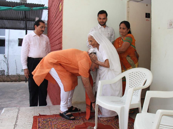 માતાને પગે લાગી આશિર્વાદ મેળવ્યા
