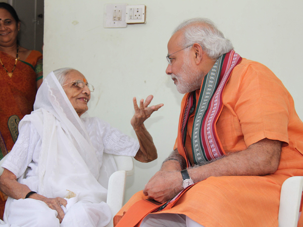 મોદી મળ્યા માતાને