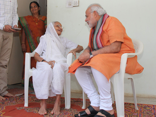 મોદી સાથે મન મૂકીને વાતો કરતા હીરાબા