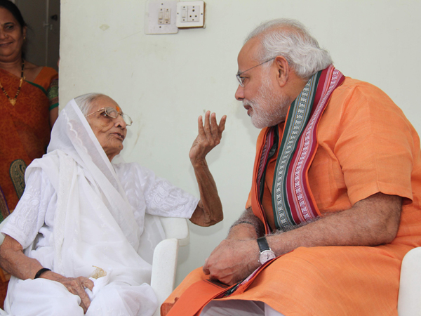 મોદી મળ્યા માતાને