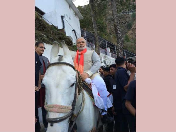 વૈષ્ણો દેવીના દર્શને જઇ રહેલા મોદી