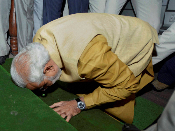 સંસદમાં જતા પહેલા નમન
