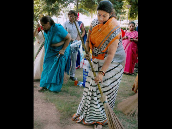 સ્મૃતિ ઇરાનીએ કરી શરૂઆત