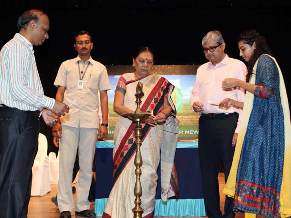 કૃષિરત્ન એવોર્ડ એનાયત કરતા મુખ્યમંત્રી