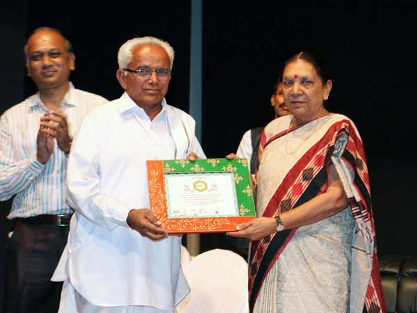 કૃષિરત્ન એવોર્ડ એનાયત કરતા મુખ્યમંત્રી