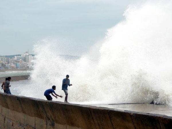 સમુદ્રમાં ઉંચી લહેરો