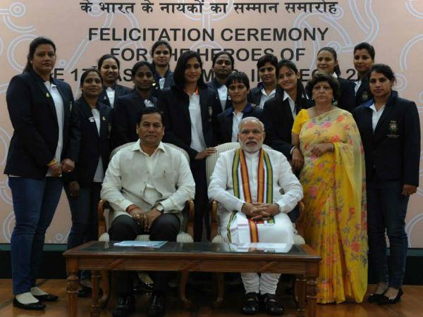 મોદી મહિલા કબડ્ડી ટીમ સાથે