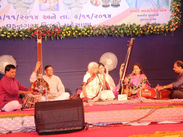 પાંચ લાખનો પુરસ્કાર,શાલ અને સન્માનપત્ર અર્પણ