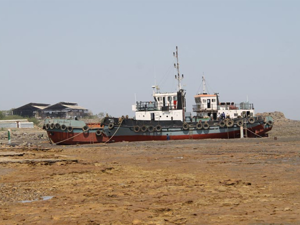 બીચ પર એક જહાજ