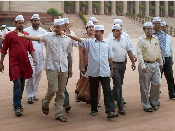 arvind-kejriwal-with-party-mlas arvind-kejriwal-with-party-mlas