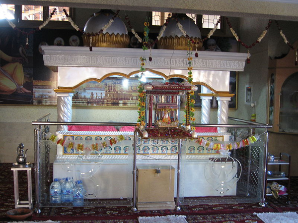 મંદિર પરિસરમાં એક નાનું ગુરૂદ્વારા