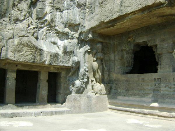 કોતરણી કરવામાં આવેલ સ્તંભ
