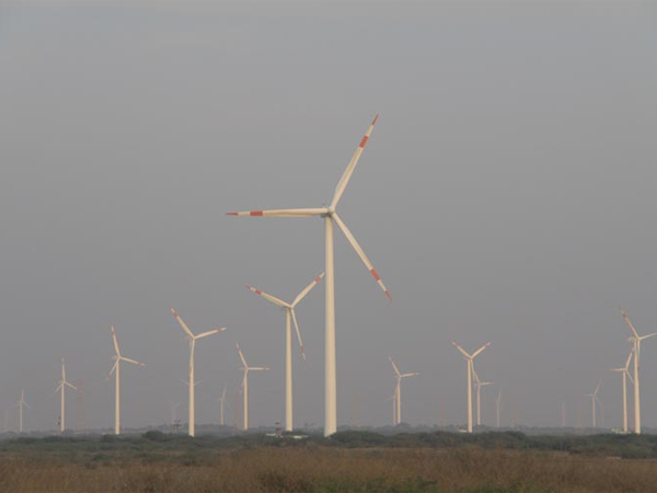 દરિયા કિનારે આવેલી પવન ચક્કીઓ