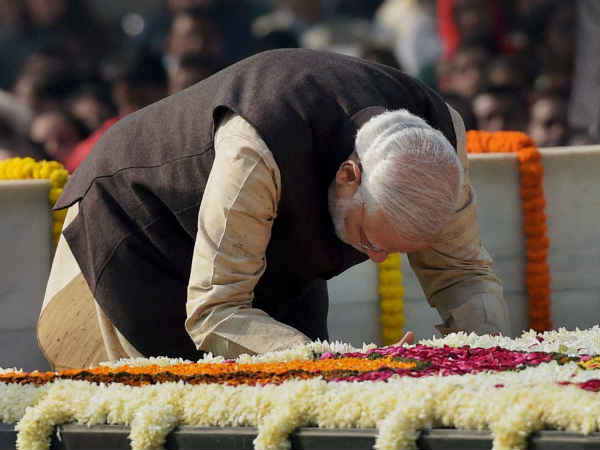 વડાપ્રધાને આપી બાપુને શ્રદ્ધાંજલિ