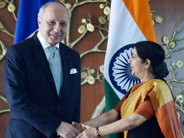 સુષમા સ્વરાજ ફ્રાન્સના પ્રતિનિધિ સાથે