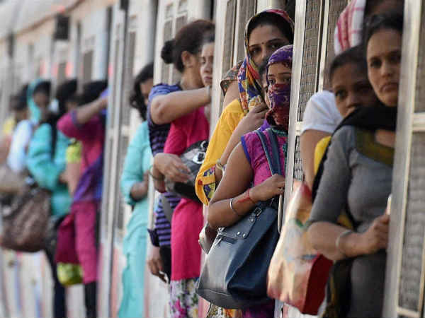 મહિલા રેલવેમાં આ રીતે મુસાફરી કરે છે