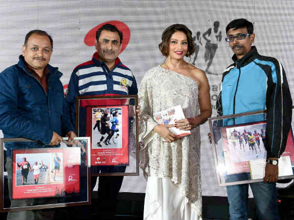 બિપાશા હાફ મેરેથોનના દોડવીરો સાથે
