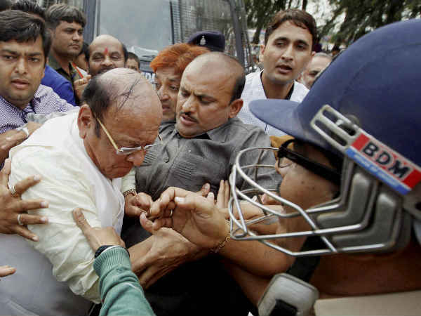 વિધાનસભા બહાર ક્રોંગ્રેસ એમએલએની ધમાલ