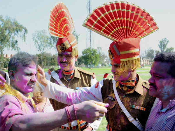 બીએસએફના જવાનોએ ઉજવી હોળી