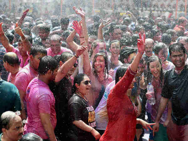 રંગ પિચકારી વાગી સરરરરર