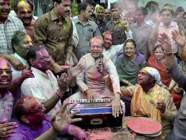 રંગ પિચકારી વાગી સરરરરર