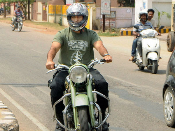 ધોનીને બાઇક ચલાવતા જોઇ લોકો હેબતાઇ ગયા