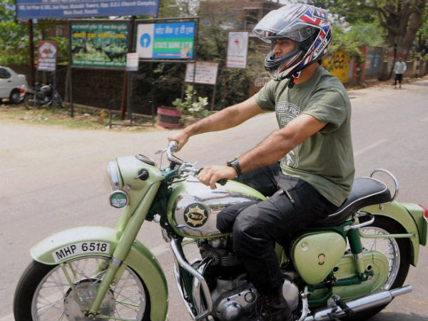 ધોની રાંચીની સડકો પર