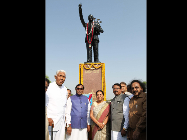 પુષ્પાંજલિ અર્પણ