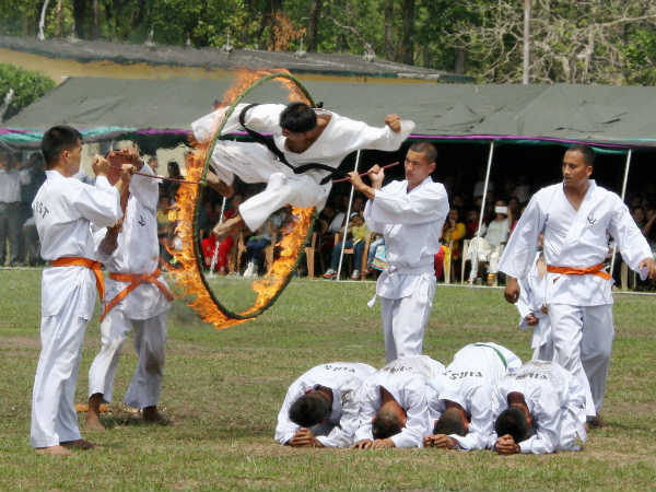 થર્ડ ગોરખા રાઇફલનું સ્ટંટ પ્રદર્શન