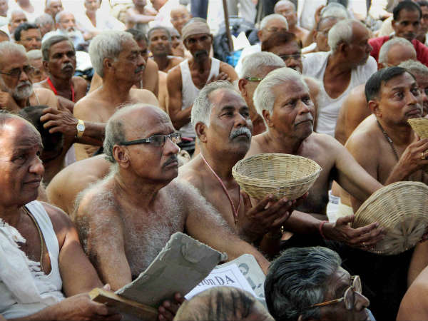 કપડાં ઉતારી કર્યો પેંશનર્સે વિરોધ