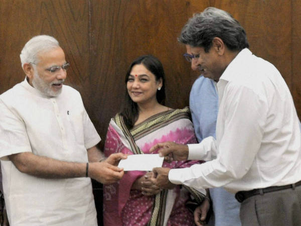 કપિલ દેવે રાષ્ટ્રિય રાહત કોષ માટે 51 લાખનો ચેક આપ્યો.