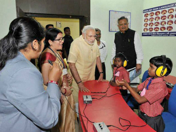દંતેવાડામાં વિકલાંગ બાળકોને મળ્યા મોદી