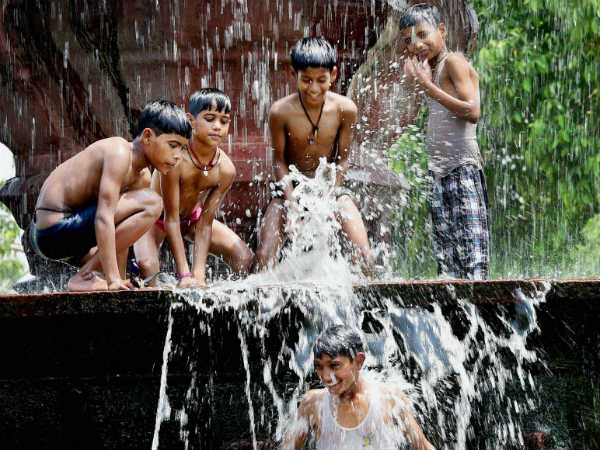 ઠંડે ઠંડે પાની સે નહાના ચાહિયે