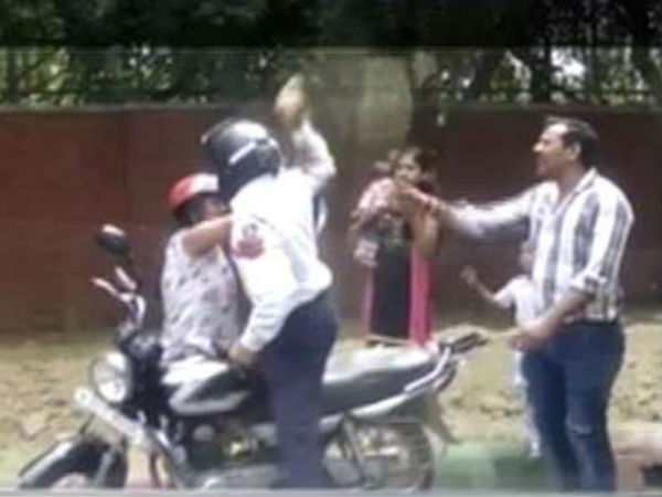 દિલ્હી ટ્રાફિક પોલિસે મહિલા મારી ઇંટ