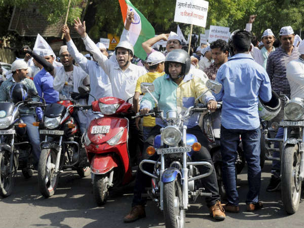 જંતર મંતર પર આપે કર્યો પેટ્રોલ વધારાનો વિરોધ