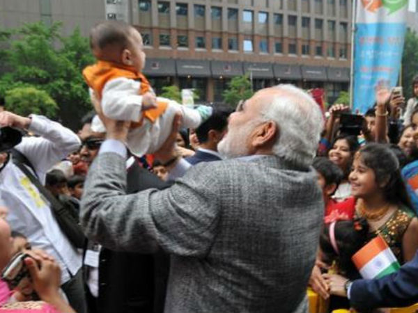 એક બાળકને રડતાં શાંત કર્યો મોદી