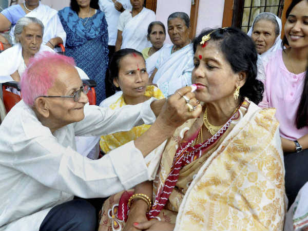 દાદાએ દાદીના હોઠો પર લગાવી લિપ્સટિક