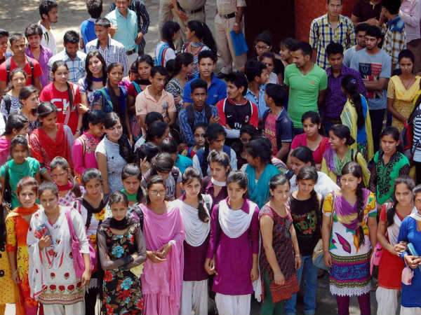 ધર્મશાલામાં વિદ્યાર્થીનીઓએ એસપી ઓફિસને ઘેરી