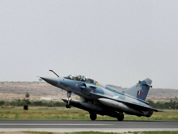 રસ્તા પર ઉતર્યું યુદ્ધ વિમાન મિરાઝ 2000